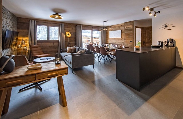 Spacious top of the range flat in the heart of the village with sauna