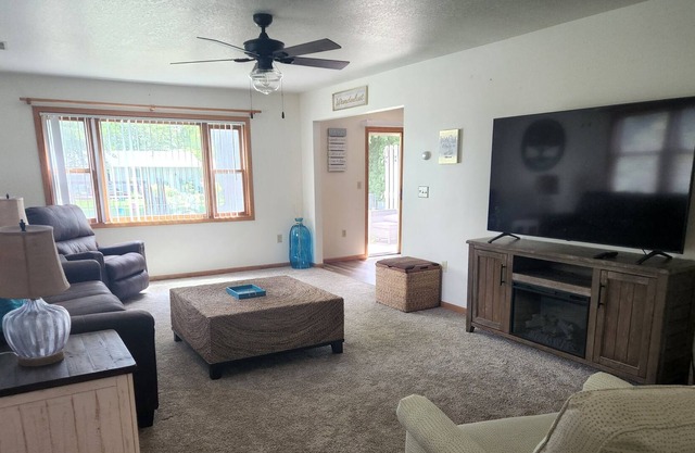 Spacious Townhome in quiet neighborhood with firepit!