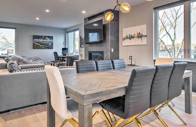 Spacious Townhome w/ Rooftop Deck & Views
