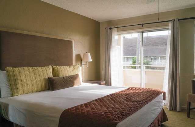 Spacious Unit with Full Kitchen, Free Parking, Outdoor Swimming Pool!