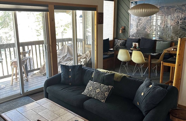 Spacious Updated Mammoth Lakes Condo 2BR/2BA + Garage - Near Skiing and Village