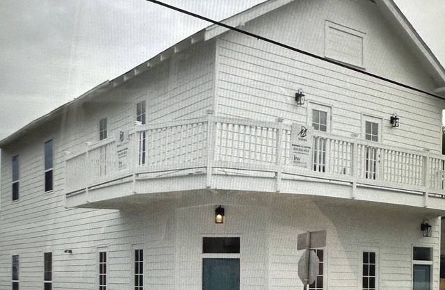 Spacious upper unit in walking distance to the parade route