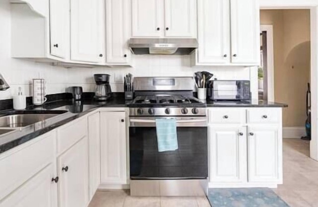 Spacious Uptown Home~Steps to Shops, Beach & Cafes