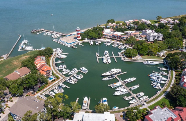 SPACIOUS VILLA WITH OCEAN VIEWS, NEAR SHOPS & BEACH IN HARBOUR TOWN HILTON HEAD