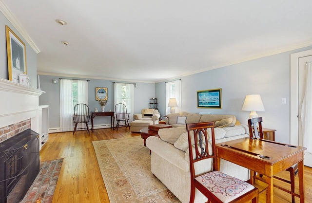 Spacious village house, dog-friendly, patio, fireplace, a/c, air hockey, w/d