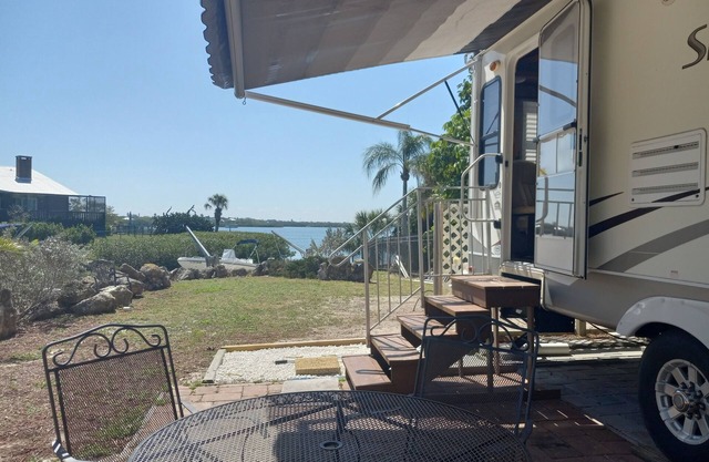 Spacious Waterfront Luxury 1 Bdrm RV w/Pool-Spa-Near IMG-SCF