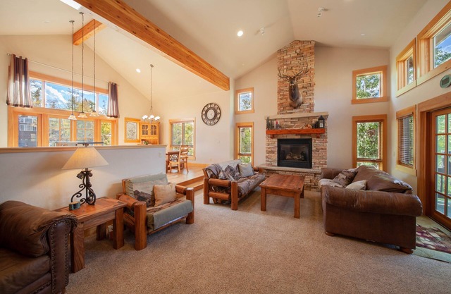 Spacious Wildernest Retreat w/Hot Tub & Mountain Views