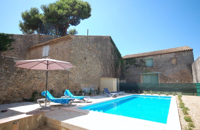 Spacious Wine Country House.Shops & Restaurants 5 mins Walk. Heated Private Pool