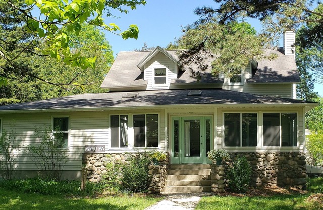 Spacious-Wooded Lot–Family/Pet Friendly-Short Walk to Eagle Harbor