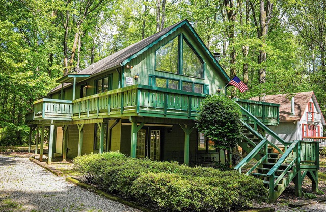 Spacious wooded View chalet just miles from all local attractions!