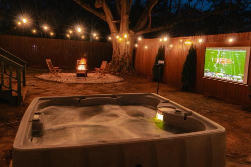 Speakeasy, Hot Tub, Outdoor Theater 8 minutes Downtown Greenville