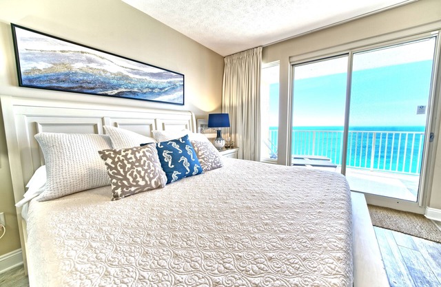 Special 20%off/dy+ 20%off/wk Nov 8-Nov 22 -Treas Island 2 King BR Condo. Beach