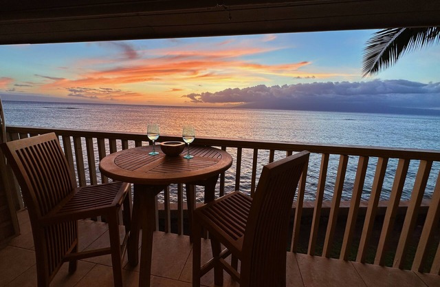 Special Low Rates-Boutique Ocean Front Living- Cold AC- Stunning Views