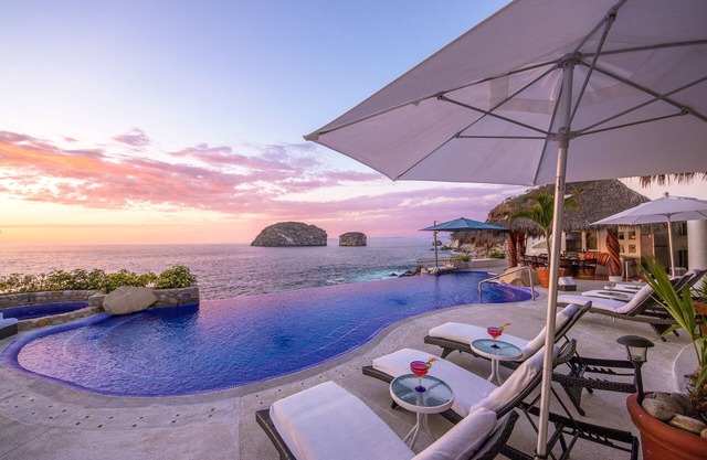 SPECIAL Pay 5 and Stay 7 nights! Ocean Front - Incredible Views - Full Staff