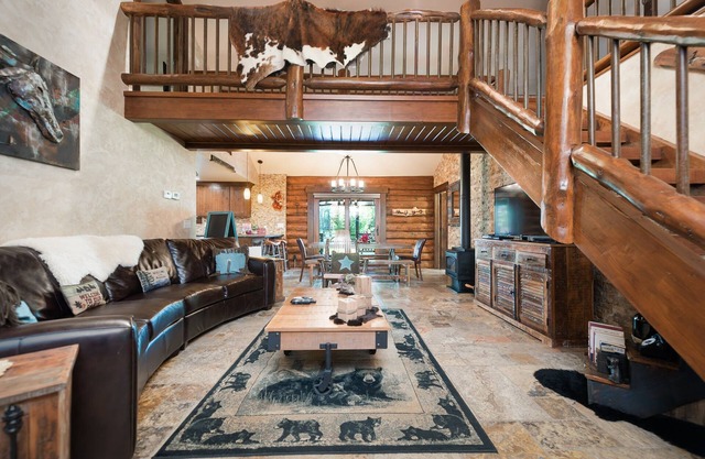 SPECIAL RATES Pet Friendly Log Cabin, Sleeps 8, Hot Tub, Fishing & Skiing Galore