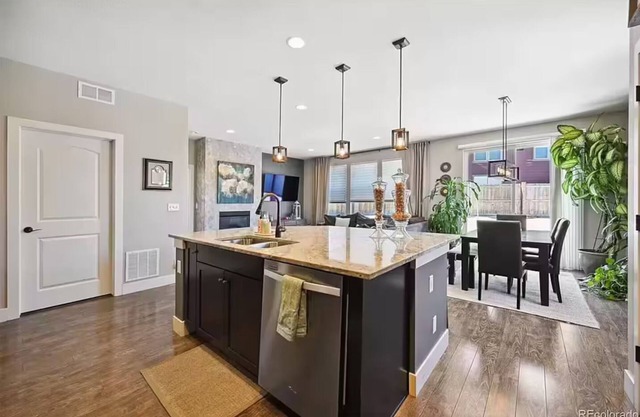 Specious Home 4 bedroom house Near DIA