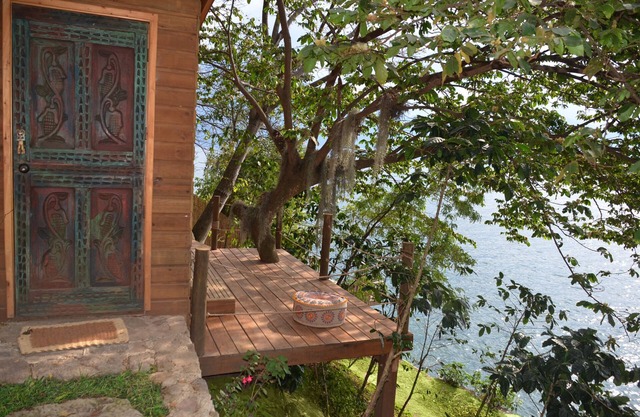 Spectacular Lakefront Cabin with luxury outdoor shower