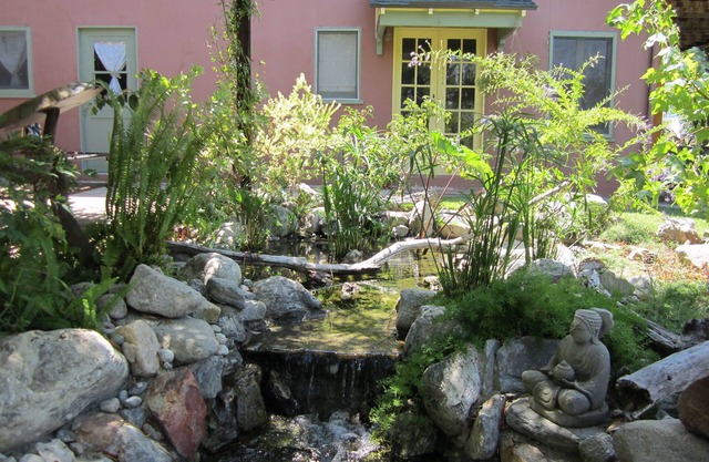Spectacular 1-bedroom garden unit in hills of Glendale.