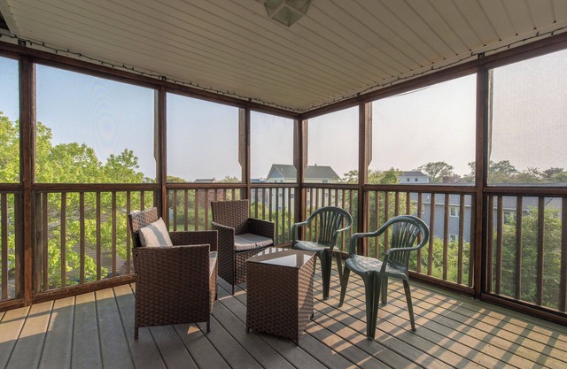 Spectacular 5 Bedroom Home W/Rooftop Deck!