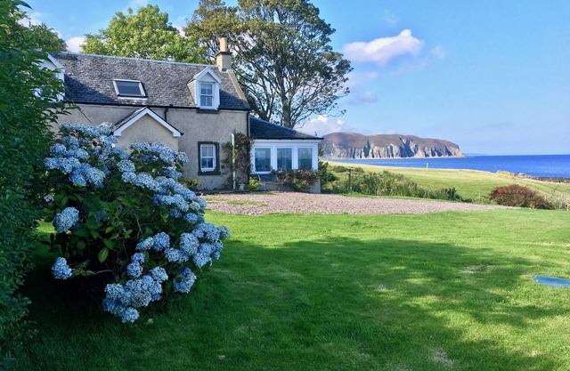 Spectacular coastal hideaway - stunning sea views, wildlife and walks
