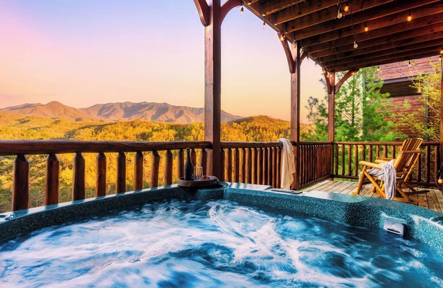 Spectacular Mountain View, Hot Tub, Game Room, Close to Downtown Gatlinburg
