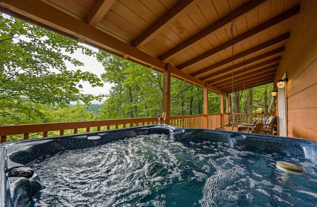 Spectacular Mountain View! Fire Pit! Secluded Cabin with Hot Tub - Firefly Vista