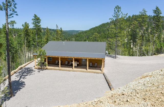 Spectacular Views From This Newly Built 3BR Hilltop Home outside Deadwood