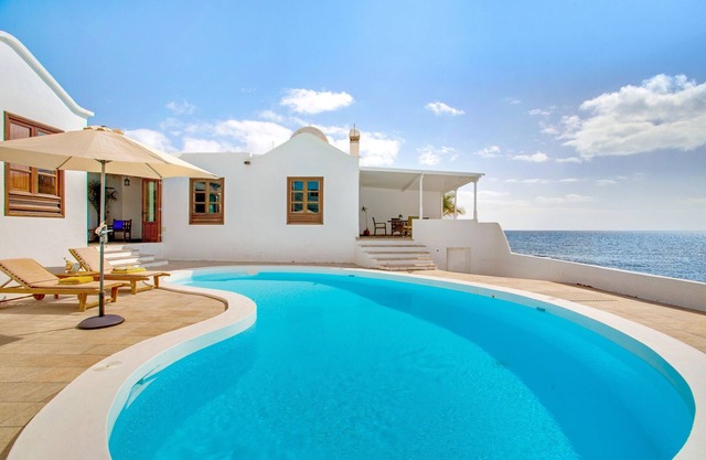Spectacular Villa el Pescador with Wi-Fi, Terraces and Pool