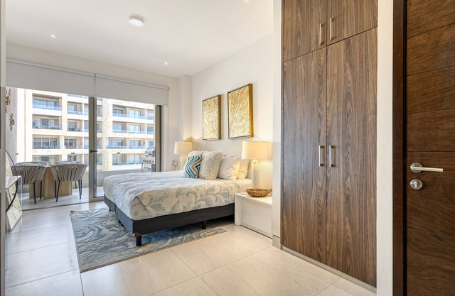Spectacular Vista Vela Condos - near major attractions, AC & balcony grill