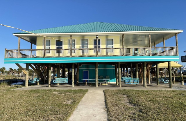 Spectacular Water Front Home, Lighted/Night Fishing, 500 Lb Ice Machine