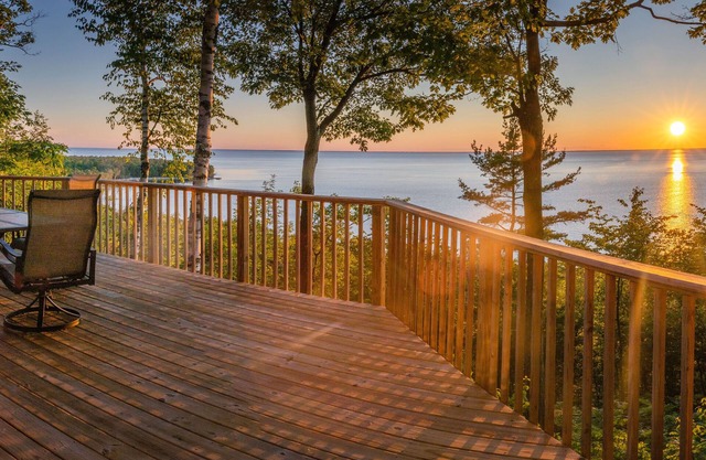 SPECTACULAR WATER VIEWS on the bluff. Secluded. Quiet.