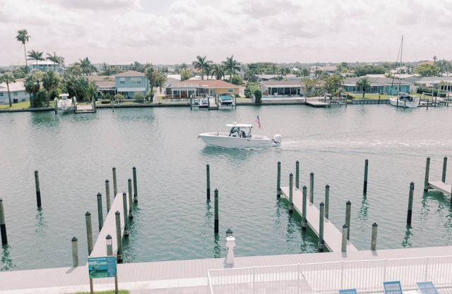 Spectacular Waterfront condo on Island Estates- 5 min to Beach!