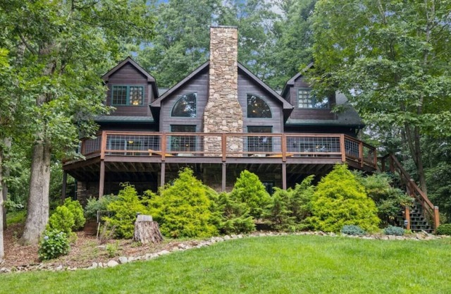 Spectacular Wooded Retreat, Close to Asheville!