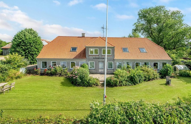 Spend a wonderful vacation in this spacious apartment with sea view.