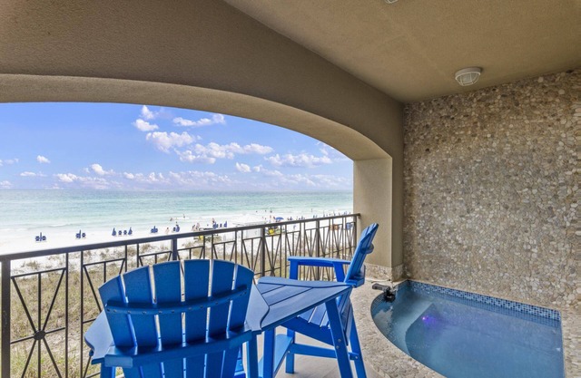 Spend the Fall by the Beach! Frangista Beach! Private Pool! 5 Adult Bikes! Gulf Front!