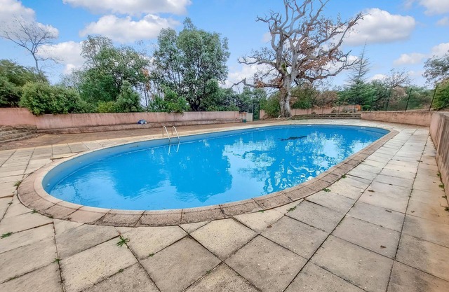 Spend your vacation in this appealing apartment with pool access.