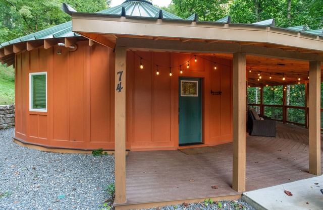 Spicewood, Luxury 2BD 2BA Yurt w/Hot Tub in Scenic Deep Creek area of WNC