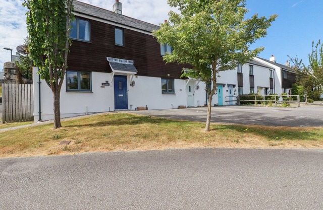 SPINNAKER, pet friendly, character holiday cottage in Charlestown