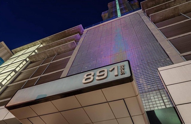 ❤️SPIRE LOFT-Pool-Hot Tub-Gym-Parking-Views-WiFi-Washer/dryer in unit-Smart TV❤️