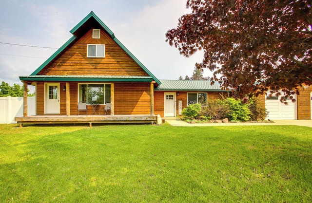 Spirit Lake Home w/Fenced Yard: 1 Mi to Water!