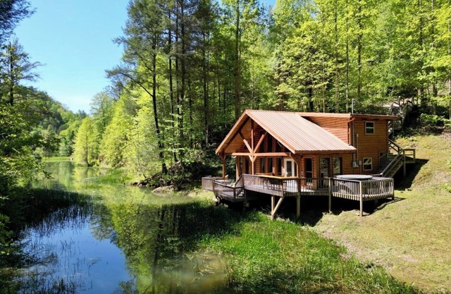 Spirit Lake Manor | Lakeside | Private | Hot Tub