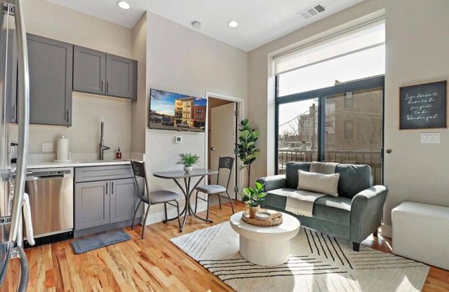 Splendid 1BR Apt in Lakeview Fully Furnished