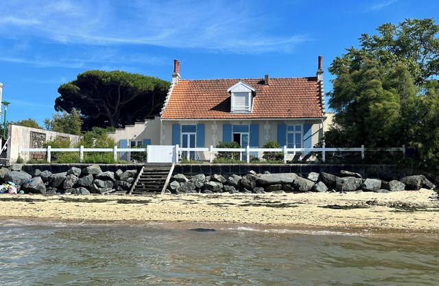 Splendid waterfront Villa with stunning view over the ocean