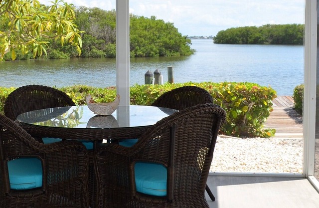 Spoonbill Lagoon: Fantastic Water Views of Palma Sola Bay with Heated Lap Pool and Spa!