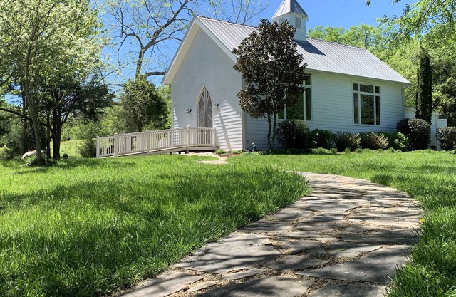 Spotless Cottage in Gorgeous Setting, Pet Friendly
