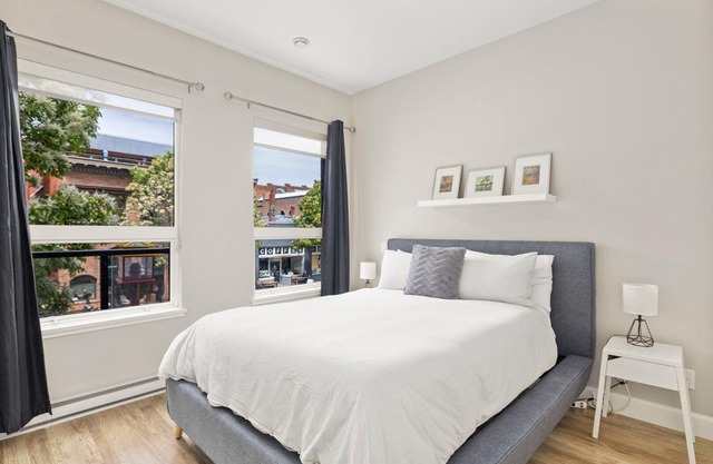 Spotless, Stylish Downtown 1bed Condo with Parking!