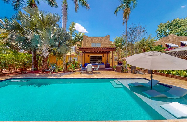 Sprawling estate with a main house and a guest house - pool, grill, W/D, and AC