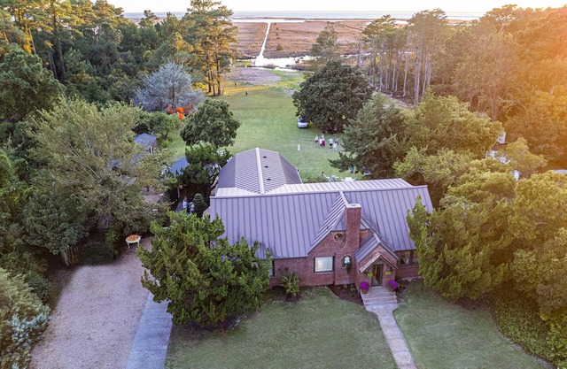 Sprawling Waterfront Estate on The Outer Banks of North Carolina. Sleeps 12n