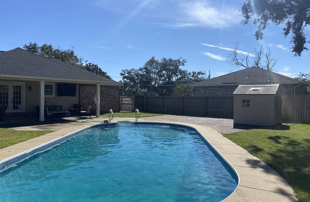 Spring Break Fun/Pool/Hot Tub/Walk to the Beach