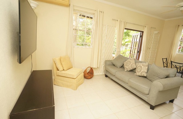 Springcourt - 1 BR condo near beaches W/POOL